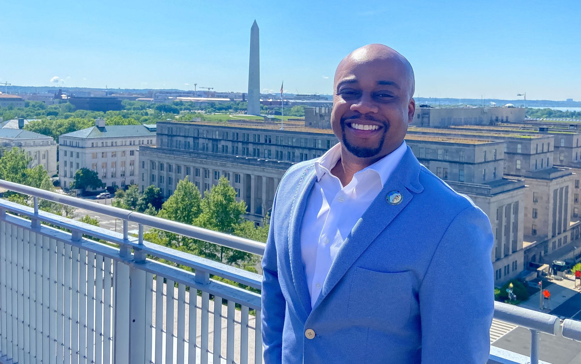 gw ot student in front of washington monument